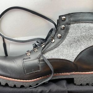 Wolverine 1000 Mile Black Boots, Size 10. Gray wool. W990123